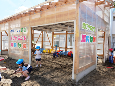 屋内砂場で雨の日も安心！